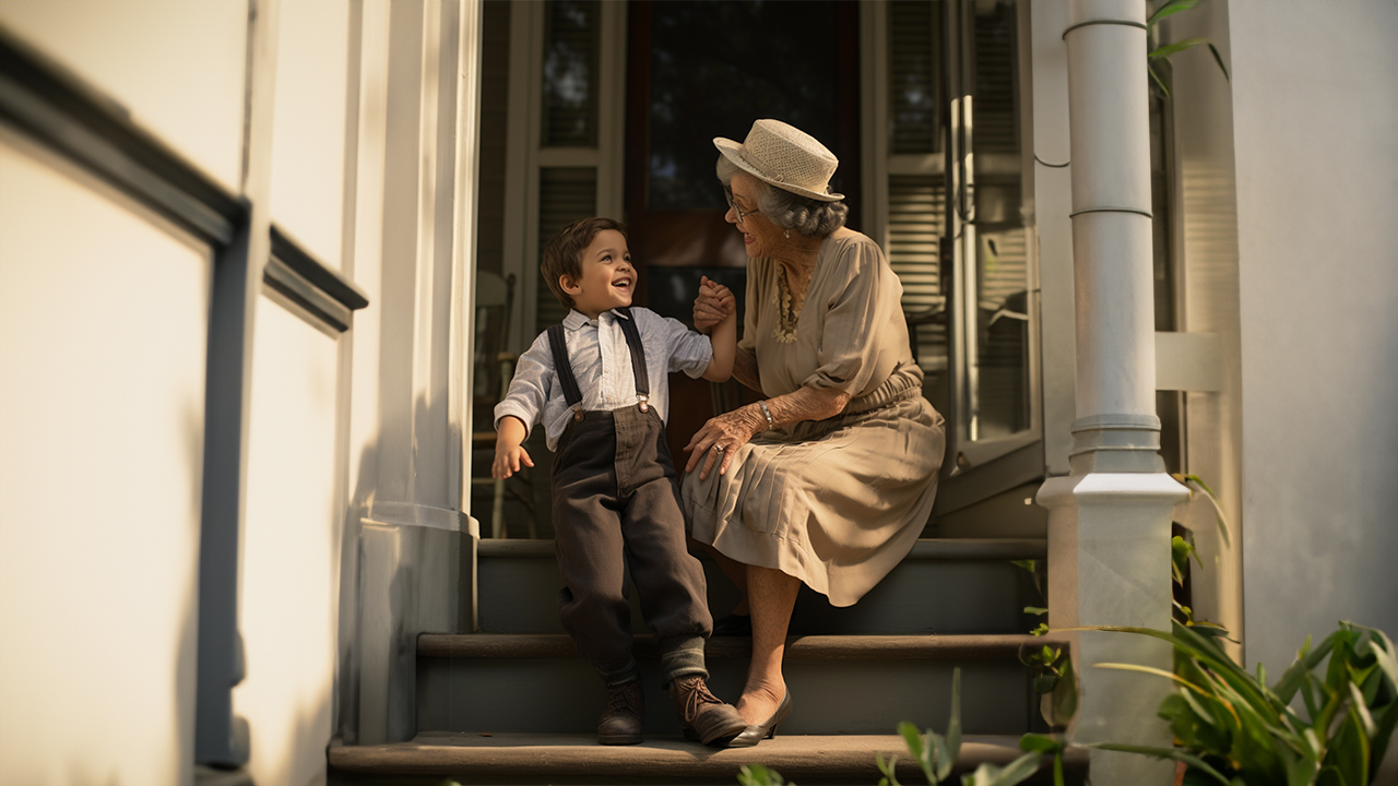 Une grand-mère et son petit fils assis sur les marches d'un escalier