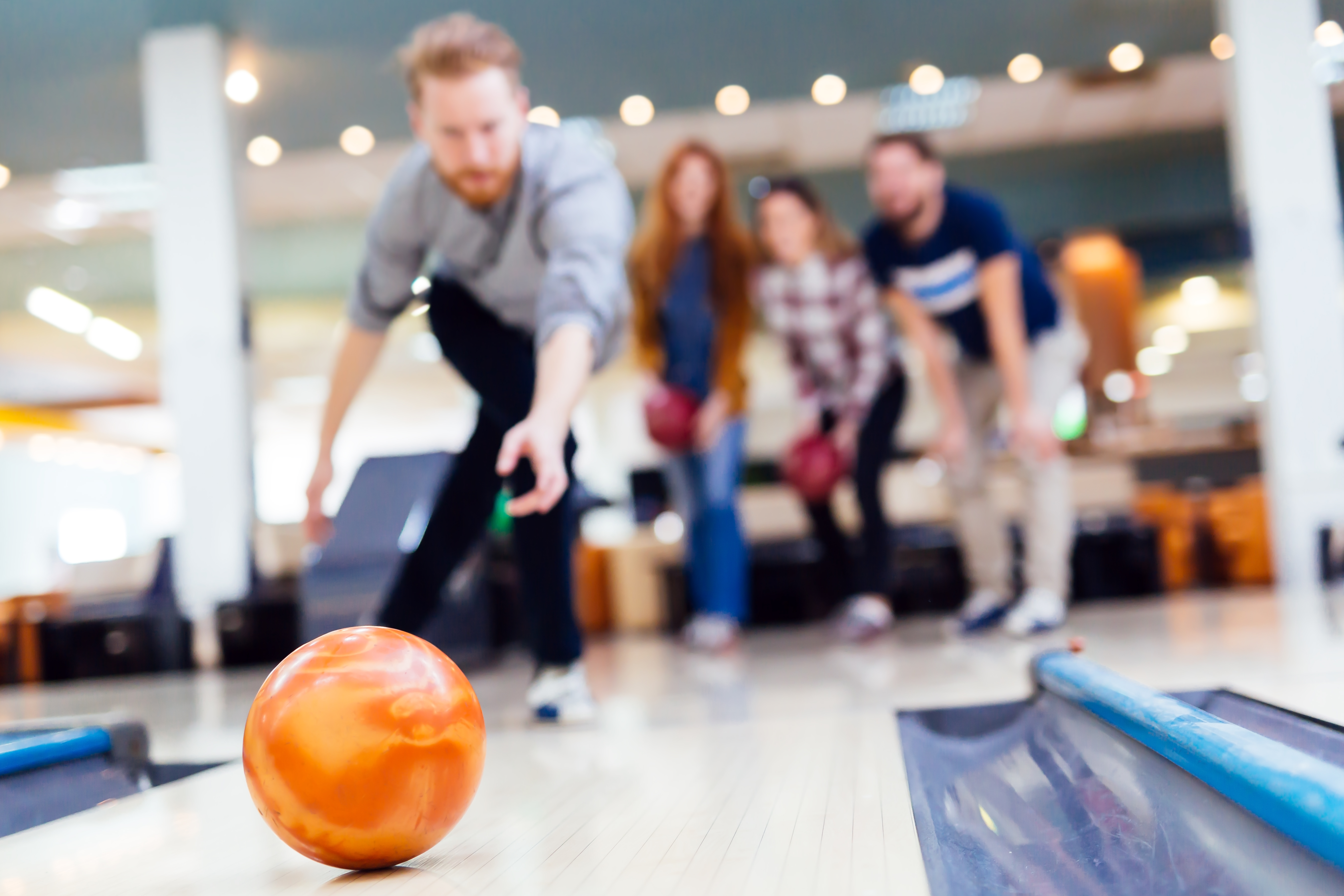 Amis jouant au bowling