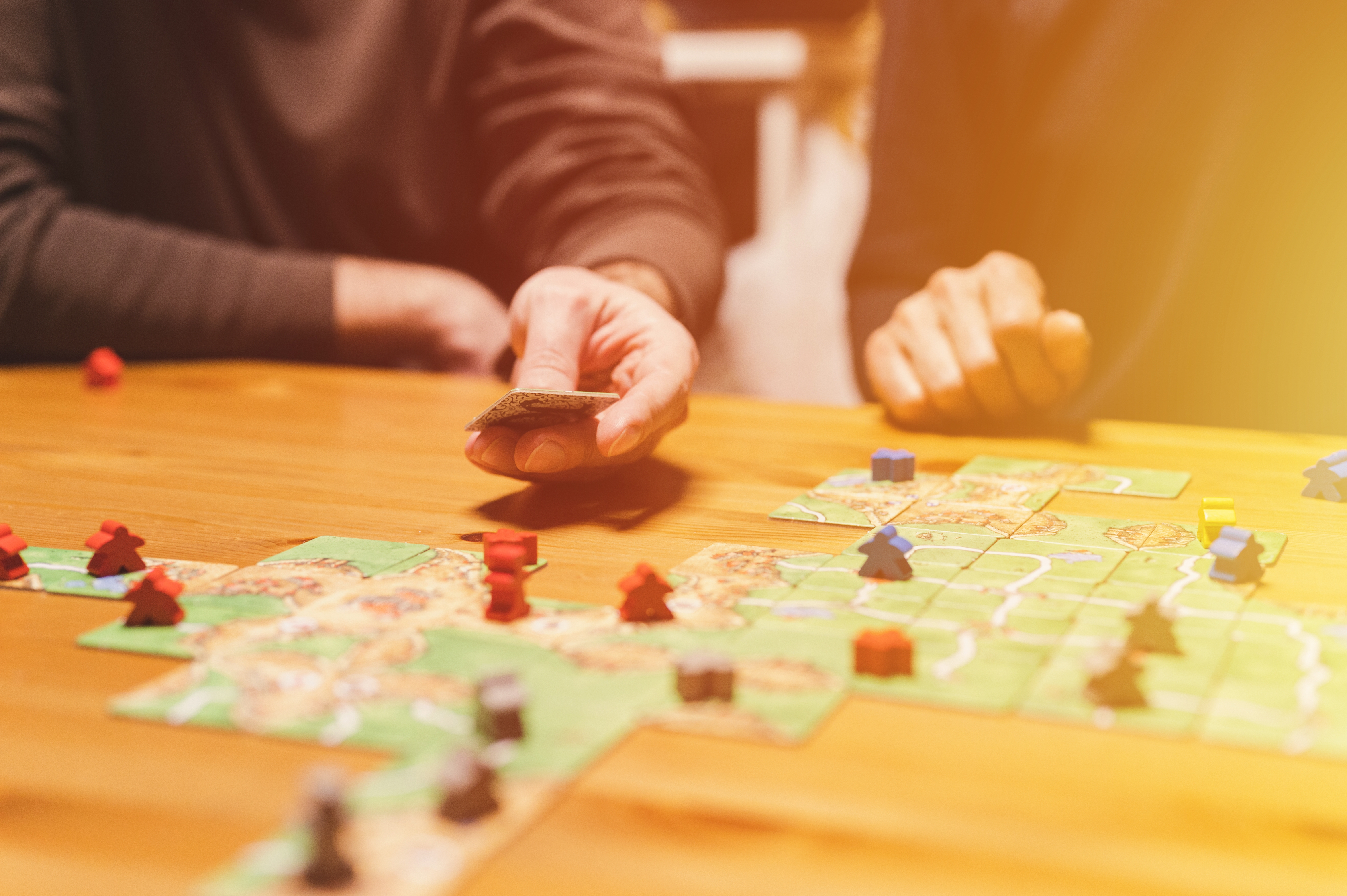 Personnes en train de jouer à un jeu de société dans un bar